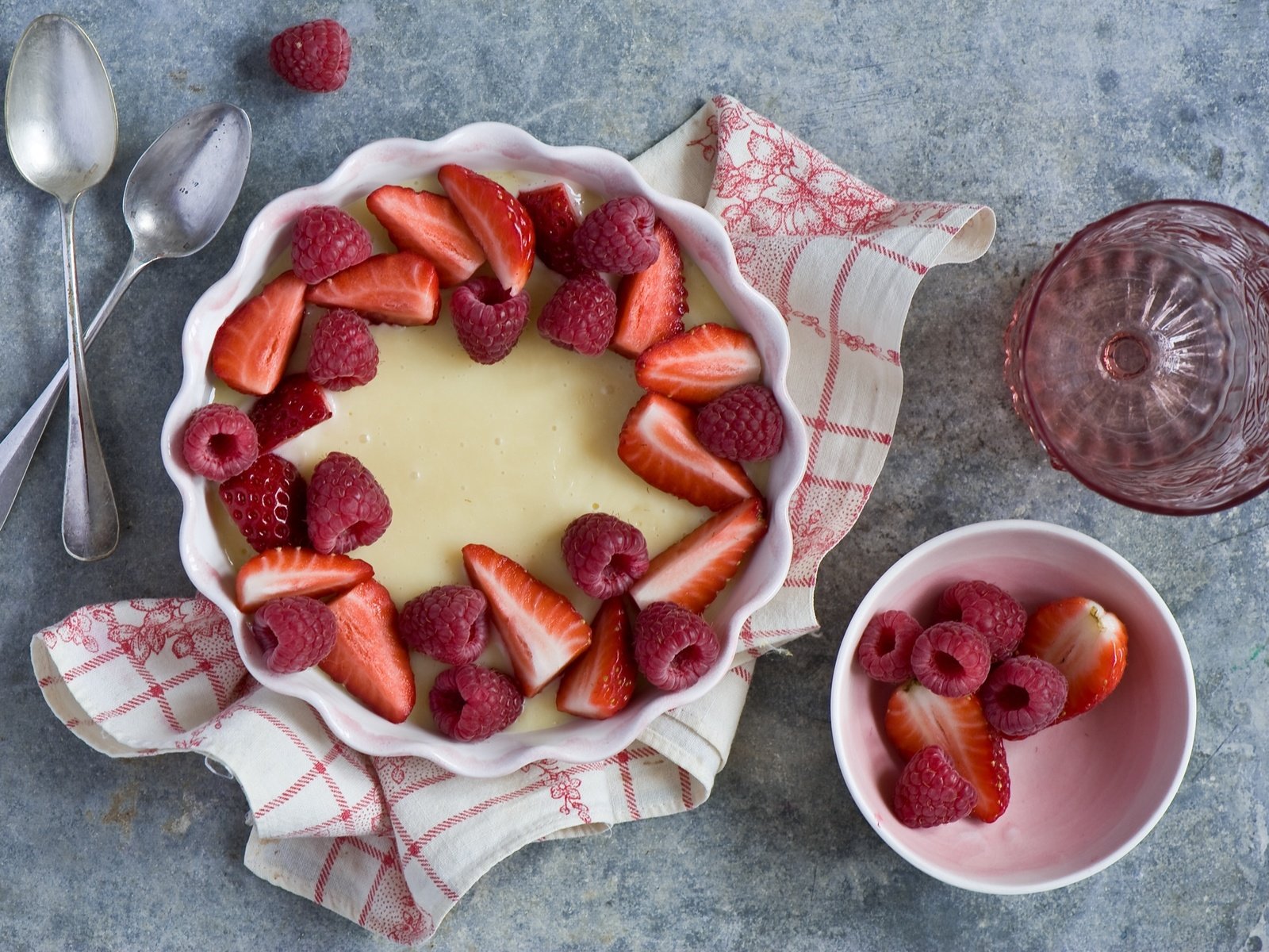 Обои малина, клубника, ягоды, стакан, пирог, anna verdina, ложки, raspberry, strawberry, berries, glass, pie, spoon разрешение 2000x1331 Загрузить