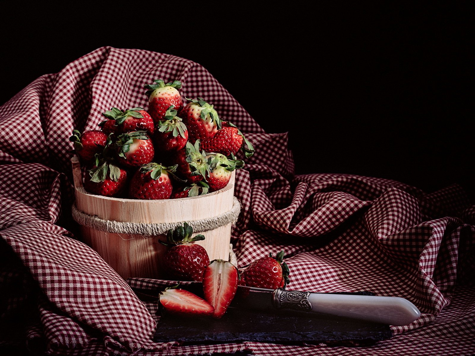 Обои клубника, ткань, ягоды, нож, натюрморт, скатерть, strawberry, fabric, berries, knife, still life, tablecloth разрешение 1920x1200 Загрузить