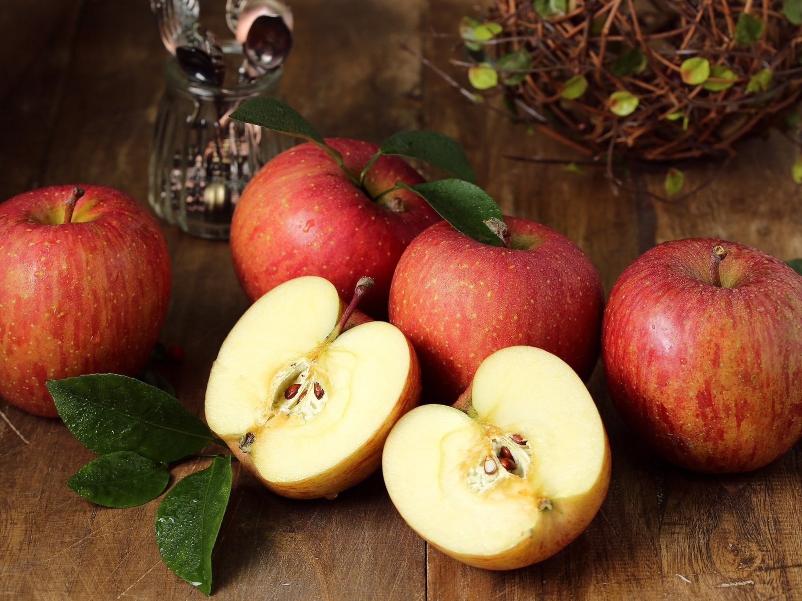 Обои фрукты, яблоки, стол, плоды, красные яблоки, fruit, apples, table, red apples разрешение 2048x1341 Загрузить