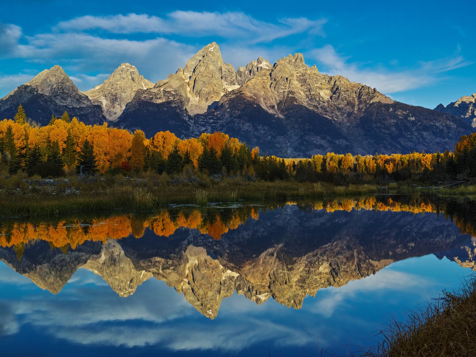 Обои небо, облака, озеро, горы, лес, отражение, осень, the sky, clouds, lake, mountains, forest, reflection, autumn разрешение 2048x1327 Загрузить