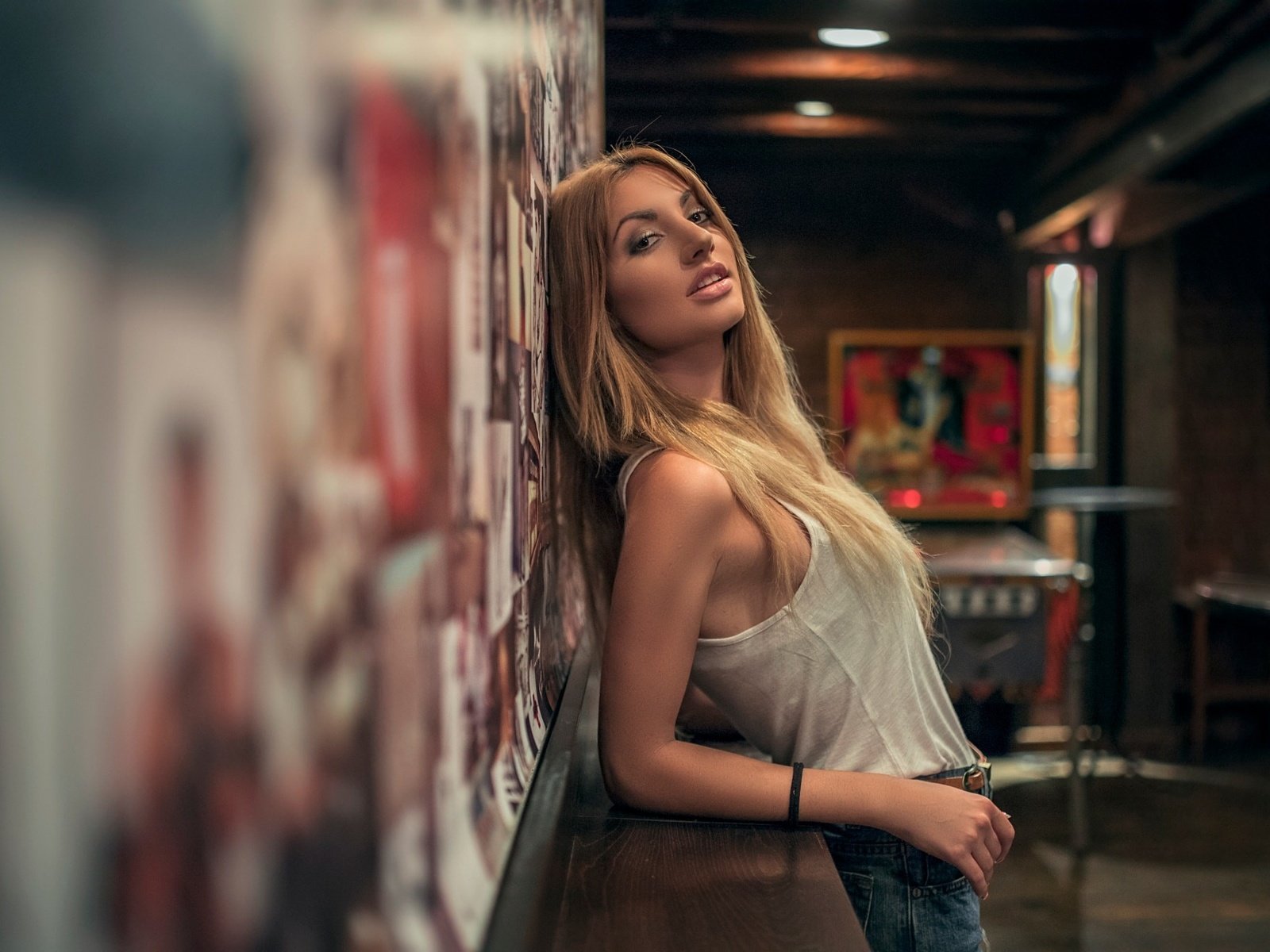 Обои девушка, блондинка, портрет, лицо, майка, girl, blonde, portrait, face, mike разрешение 2048x1365 Загрузить