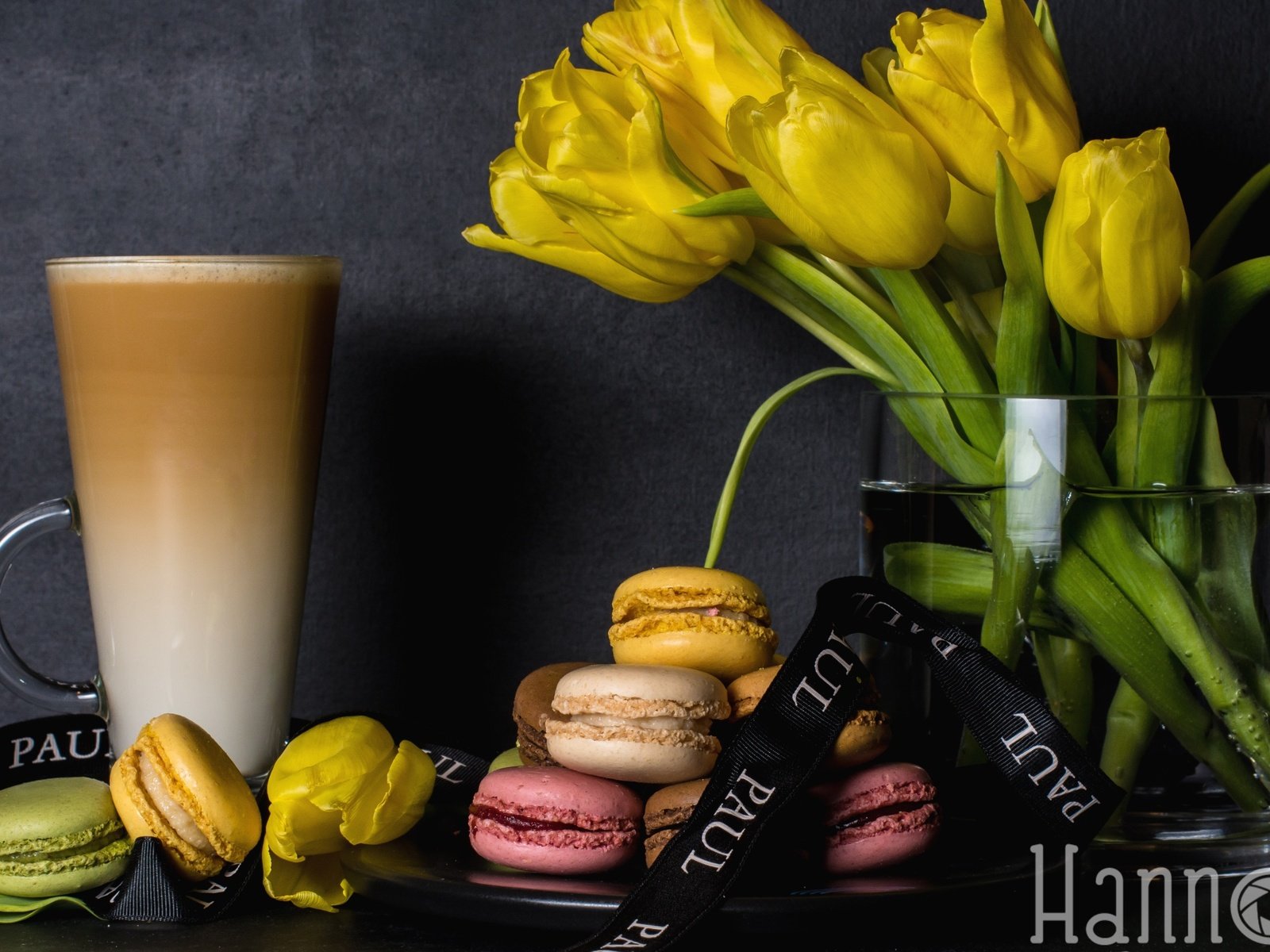 Обои цветы, кофе, букет, тюльпаны, печенье, макаруны, латте, flowers, coffee, bouquet, tulips, cookies, macaroon, latte разрешение 2400x1574 Загрузить