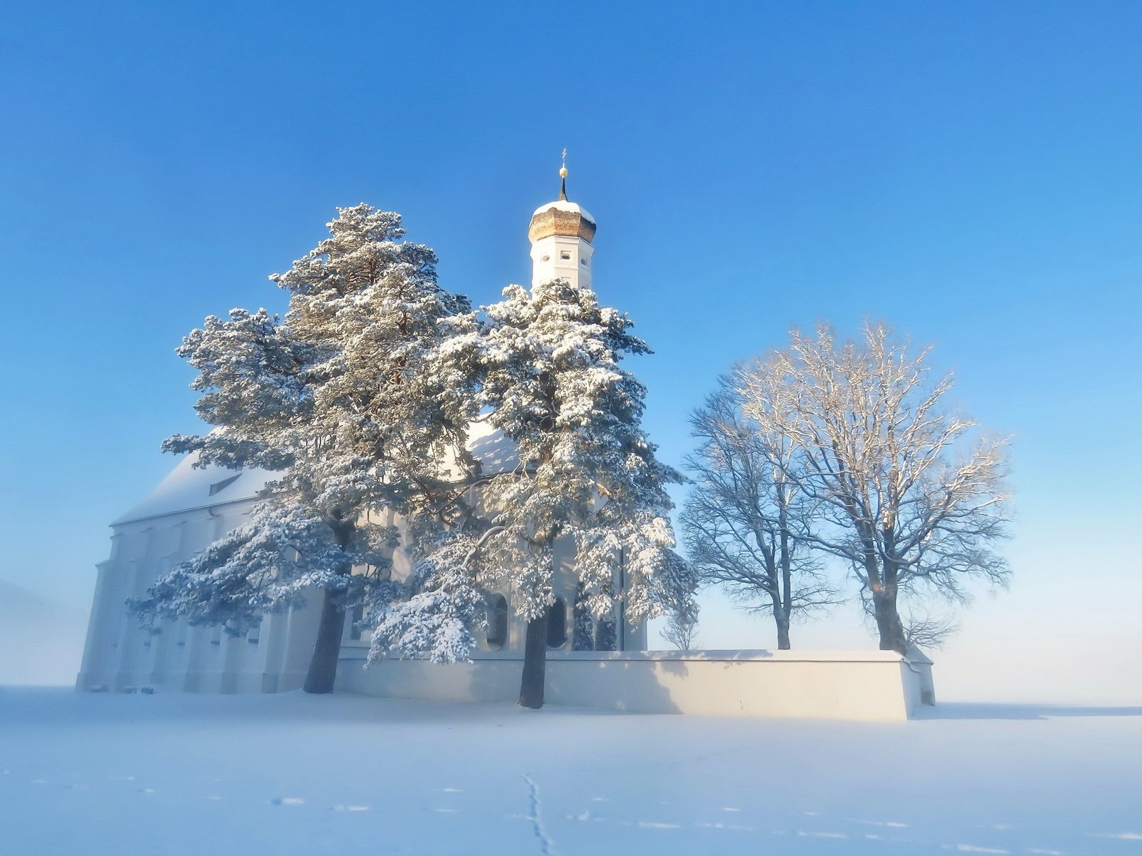 Обои небо, деревья, снег, храм, зима, туман, церковь, the sky, trees, snow, temple, winter, fog, church разрешение 2560x1600 Загрузить