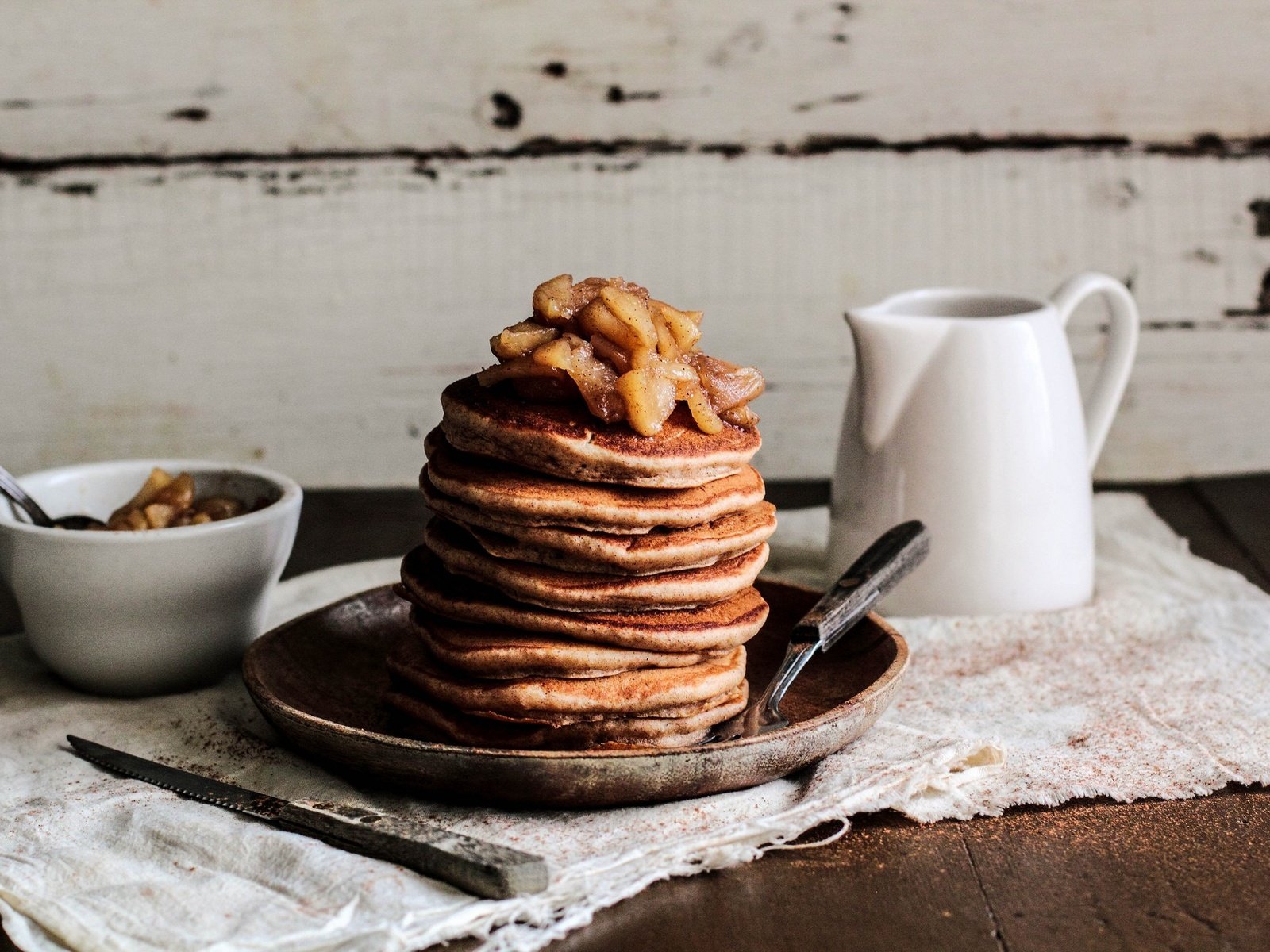 Обои яблоки, выпечка, блинчики, блины, apples, cakes, pancakes разрешение 2048x1365 Загрузить