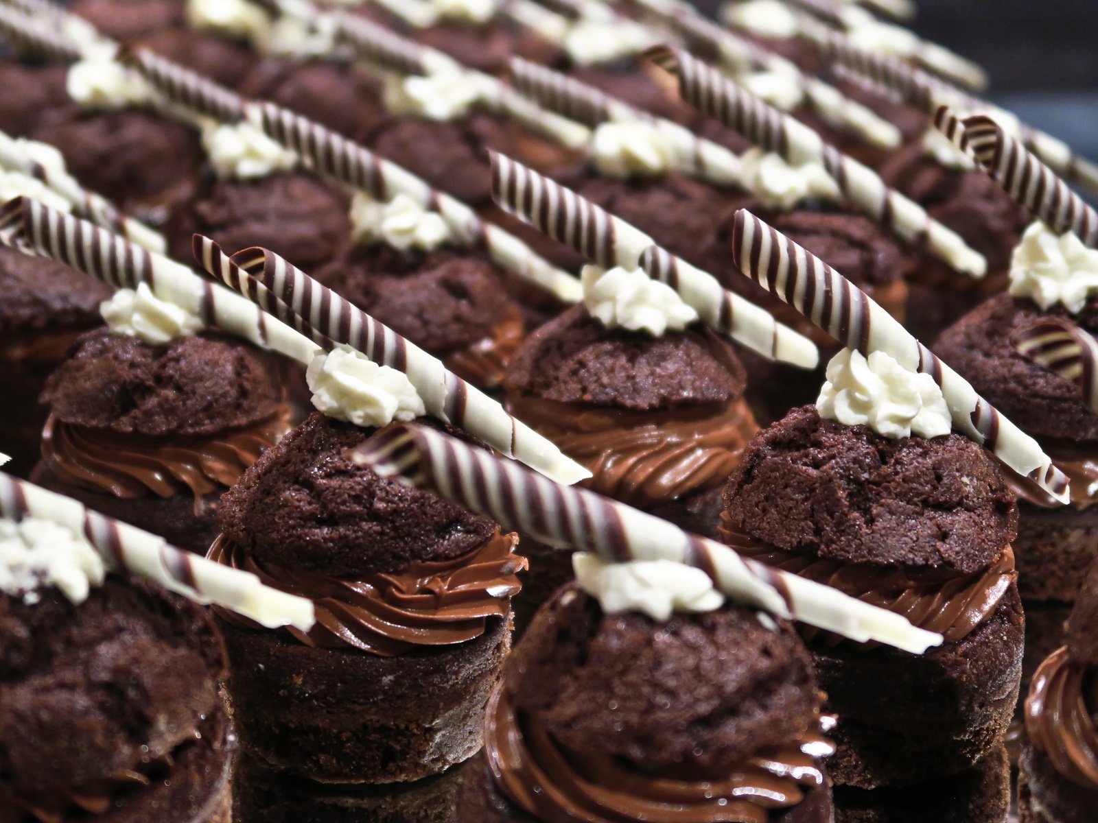 Обои шоколад, выпечка, десерт, пирожное, кексы, крем, chocolate, cakes, dessert, cake, cupcakes, cream разрешение 5472x3648 Загрузить