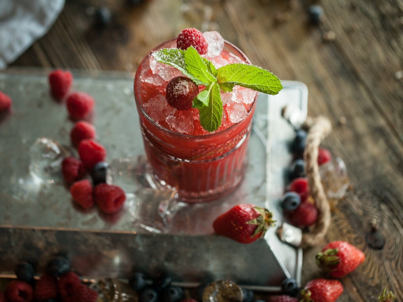 Обои мята, напиток, малина, клубника, черника, стакан, вкусно, сок, mint, drink, raspberry, strawberry, blueberries, glass, delicious, juice разрешение 2048x1340 Загрузить