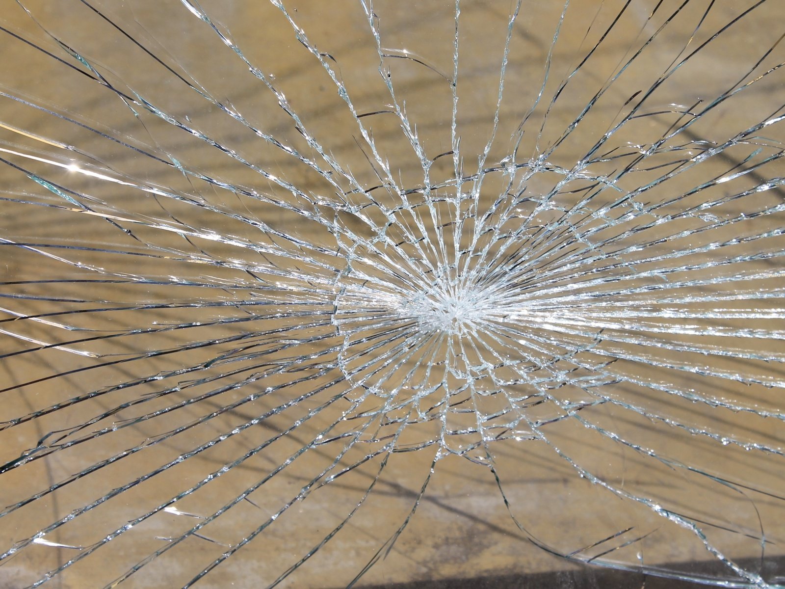 Обои трещины, осколки, макросъемка, стекло, материал, cracked, fragments, macro, glass, material разрешение 3088x2056 Загрузить