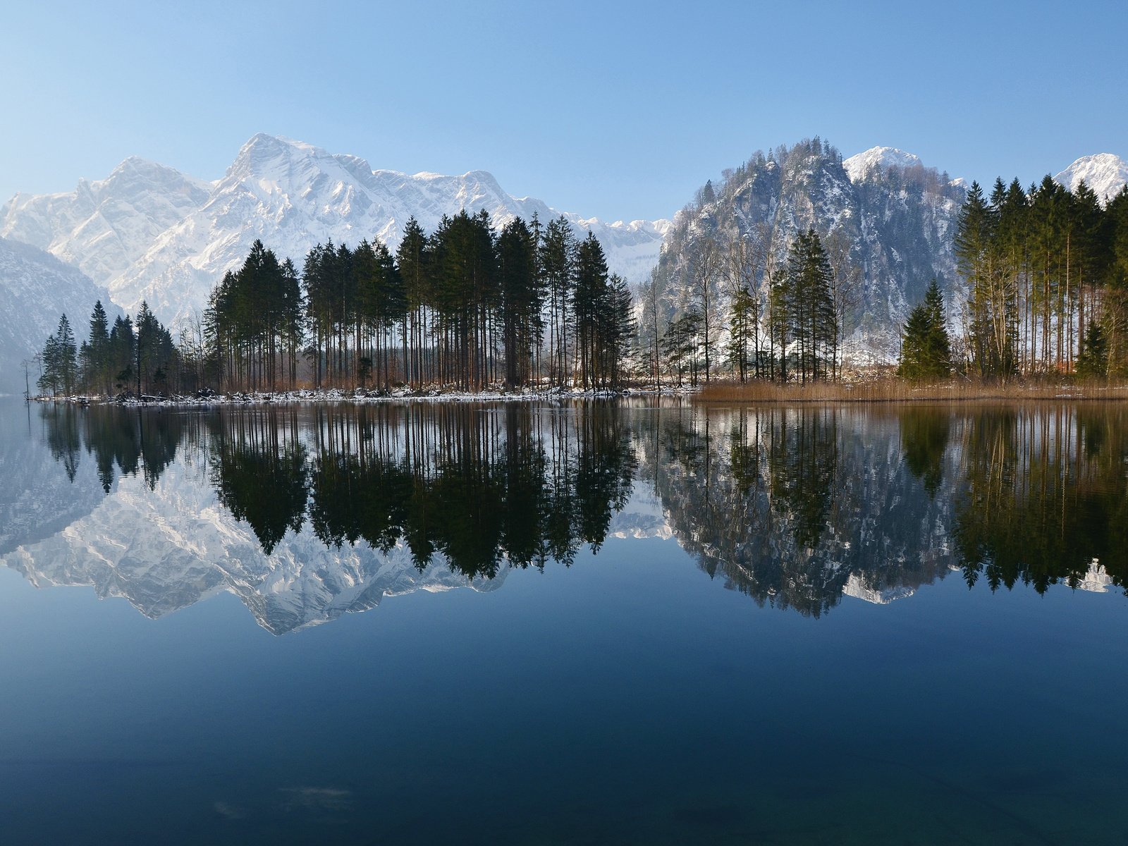 Обои деревья, озеро, горы, природа, лес, отражение, trees, lake, mountains, nature, forest, reflection разрешение 3840x2400 Загрузить