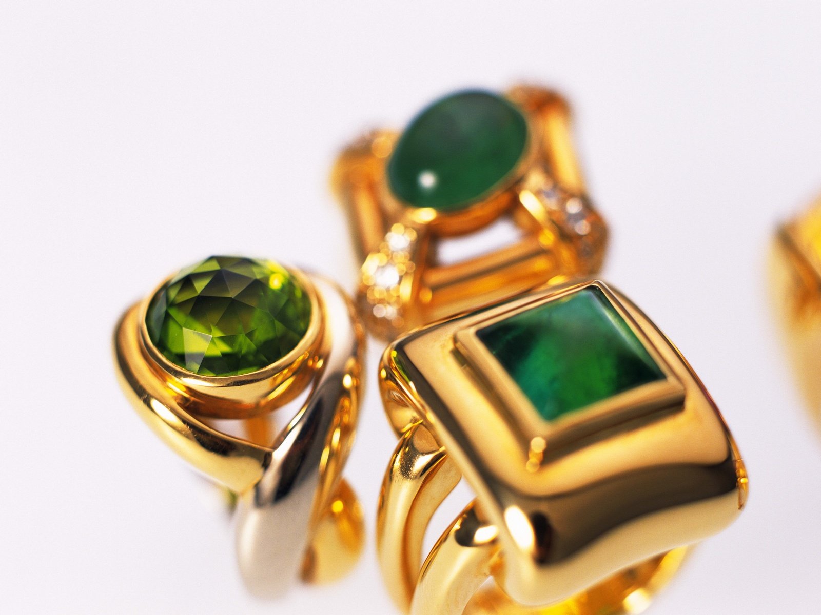 Обои кольца, золото, украшение, изумруд, ювелирные изделия, ring, gold, decoration, emerald, jewelry разрешение 4096x3072 Загрузить