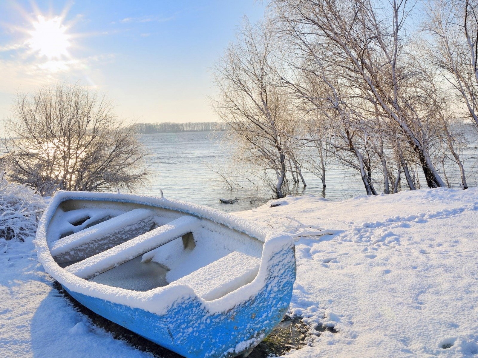 Обои деревья, река, снег, природа, зима, пейзаж, лодка, следы, trees, river, snow, nature, winter, landscape, boat, traces разрешение 1920x1200 Загрузить