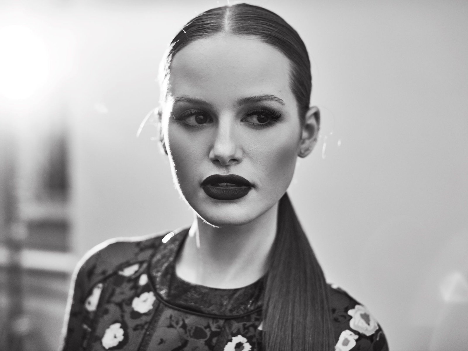 Обои девушка, madelaine petsch, мэделин петш, портрет, взгляд, чёрно-белое, губы, лицо, актриса, макияж, girl, madeline pets, portrait, look, black and white, lips, face, actress, makeup разрешение 2048x1365 Загрузить