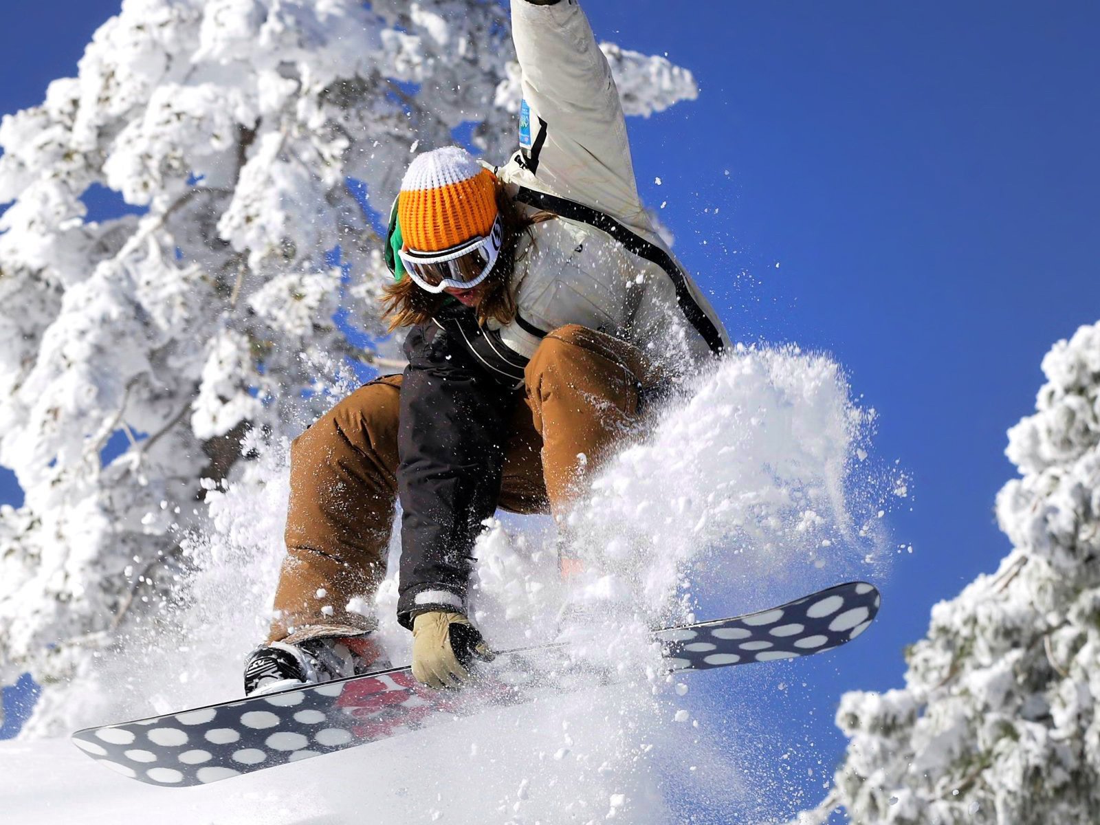 Обои небо, снег, зима, девушка, прыжок, сноуборд, спорт, сноубордист, the sky, snow, winter, girl, jump, snowboard, sport, snowboarder разрешение 1920x1200 Загрузить