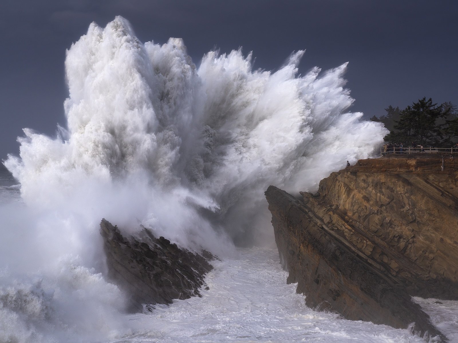 Обои волны, море, волна, шторм, туристы, wave, sea, storm, tourists разрешение 2048x1365 Загрузить