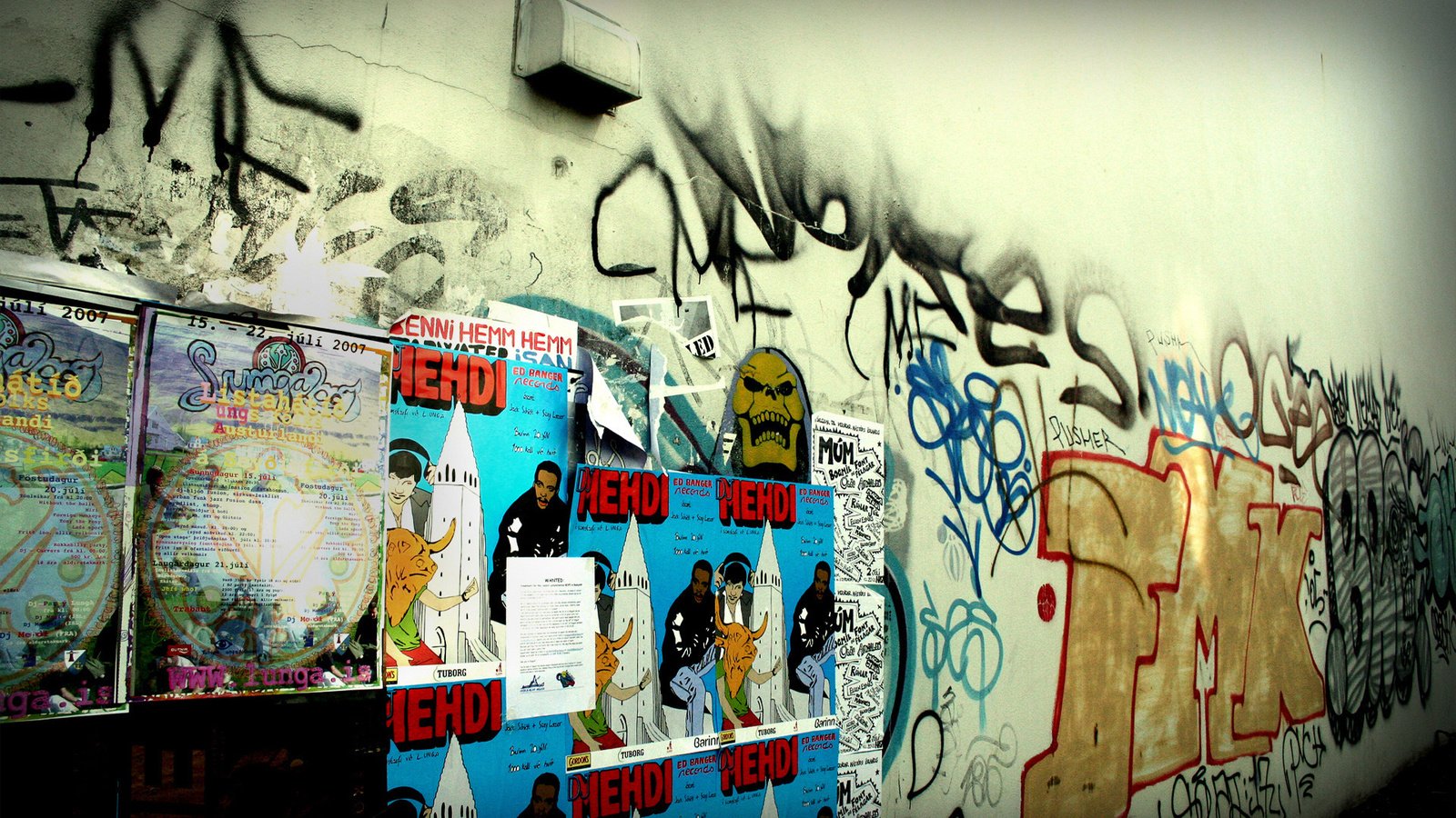 Обои обои, реклама, стиль, объявления, фото, фон, город, стена, разное, граффити, wallpaper, advertising, style, ads, photo, background, the city, wall, different, graffiti разрешение 1920x1200 Загрузить