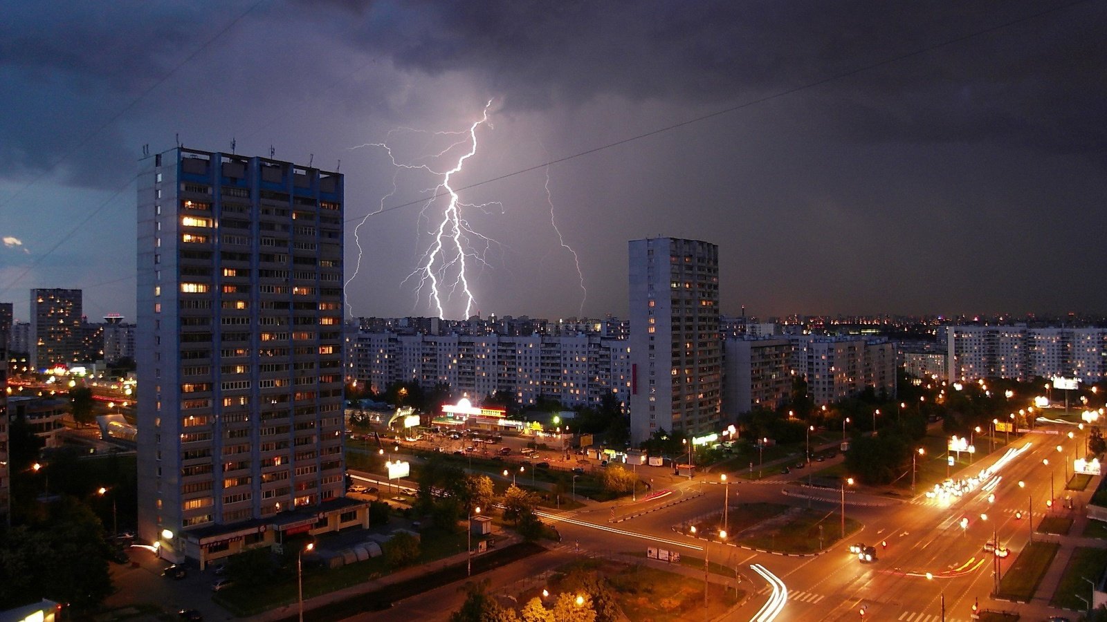 Обои дорога, огни, вечер, тучи, молния, москва, дома, россия, road, lights, the evening, clouds, lightning, moscow, home, russia разрешение 1920x1440 Загрузить