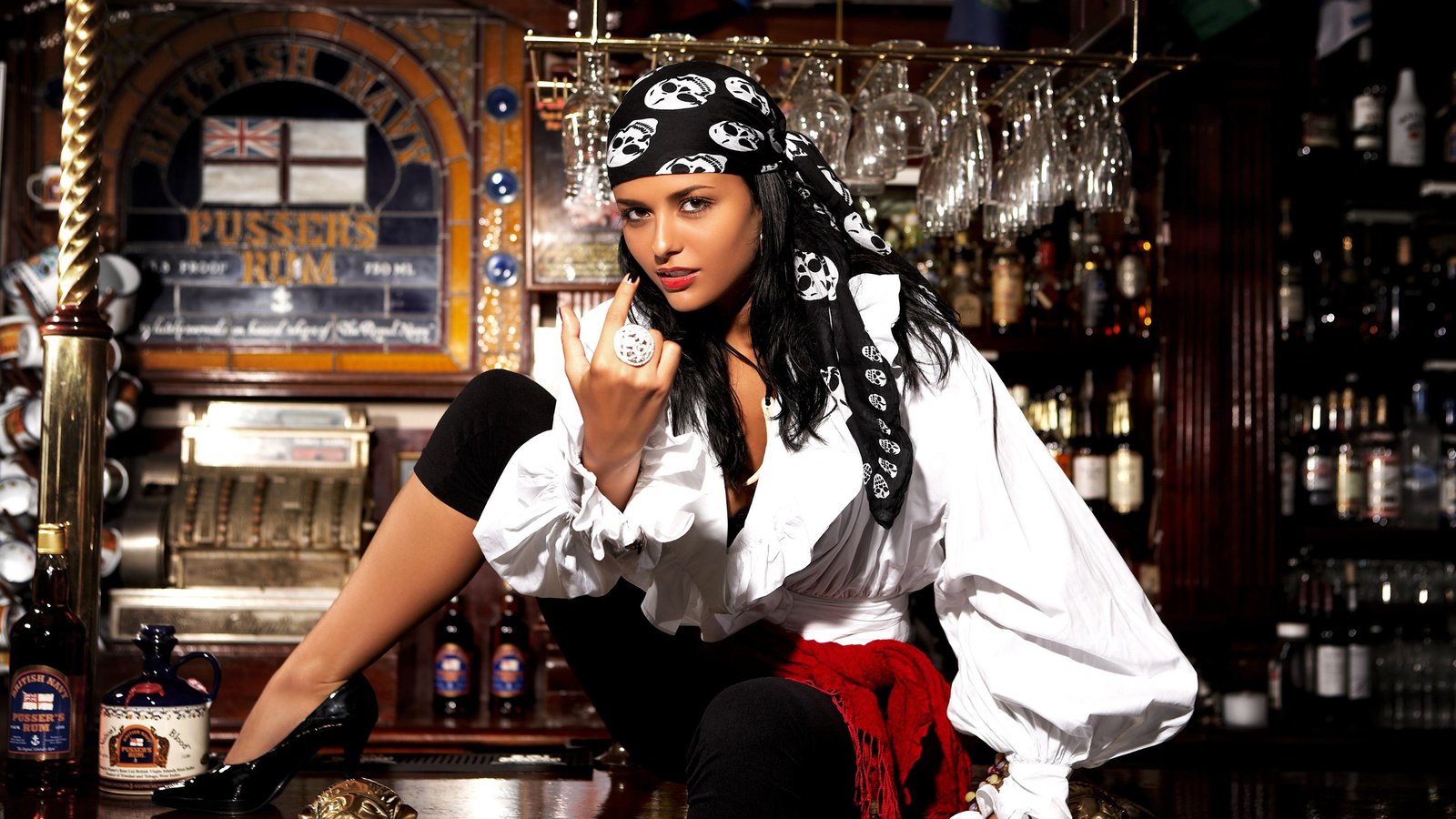 Обои девушка, брюнетка, бар, бутылки, пират, ром, выпивка, girl, brunette, bar, bottle, pirate, rum, booze разрешение 2500x1667 Загрузить