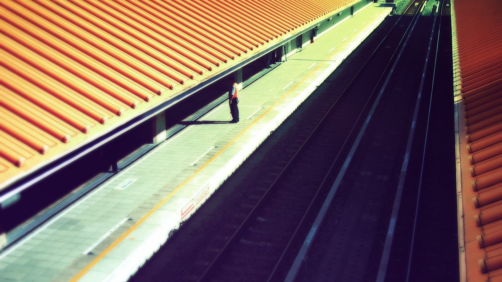 Обои железная дорога, человек, крыша, перрон, railroad, people, roof, the platform разрешение 1920x1200 Загрузить