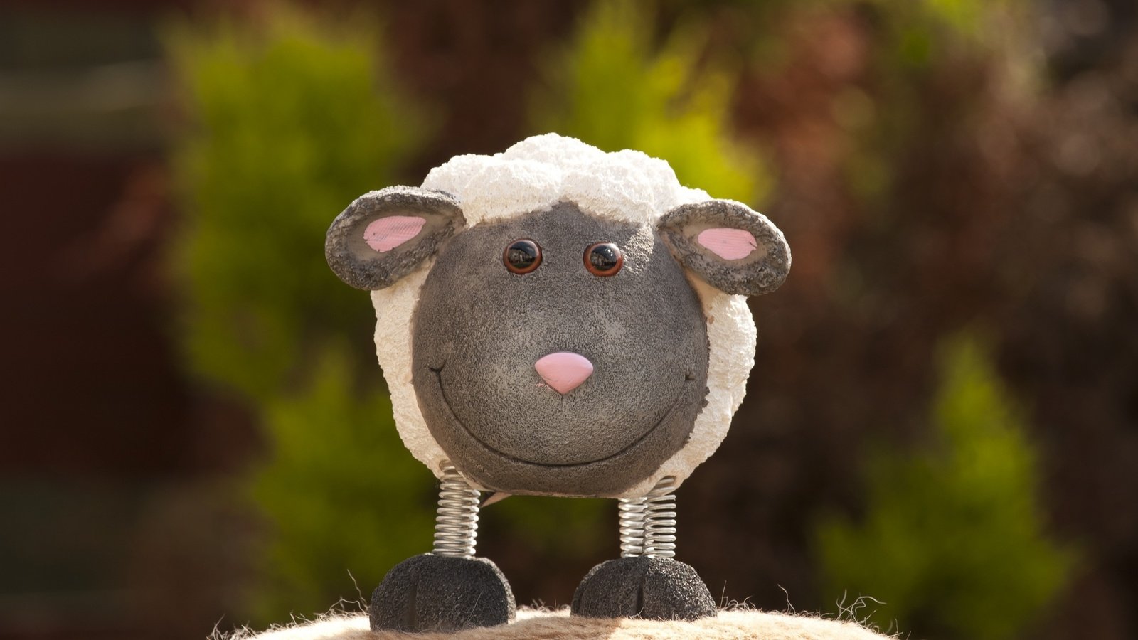 Обои фото, улыбка, игрушка, овечка, photo, smile, toy, sheep разрешение 2560x1600 Загрузить