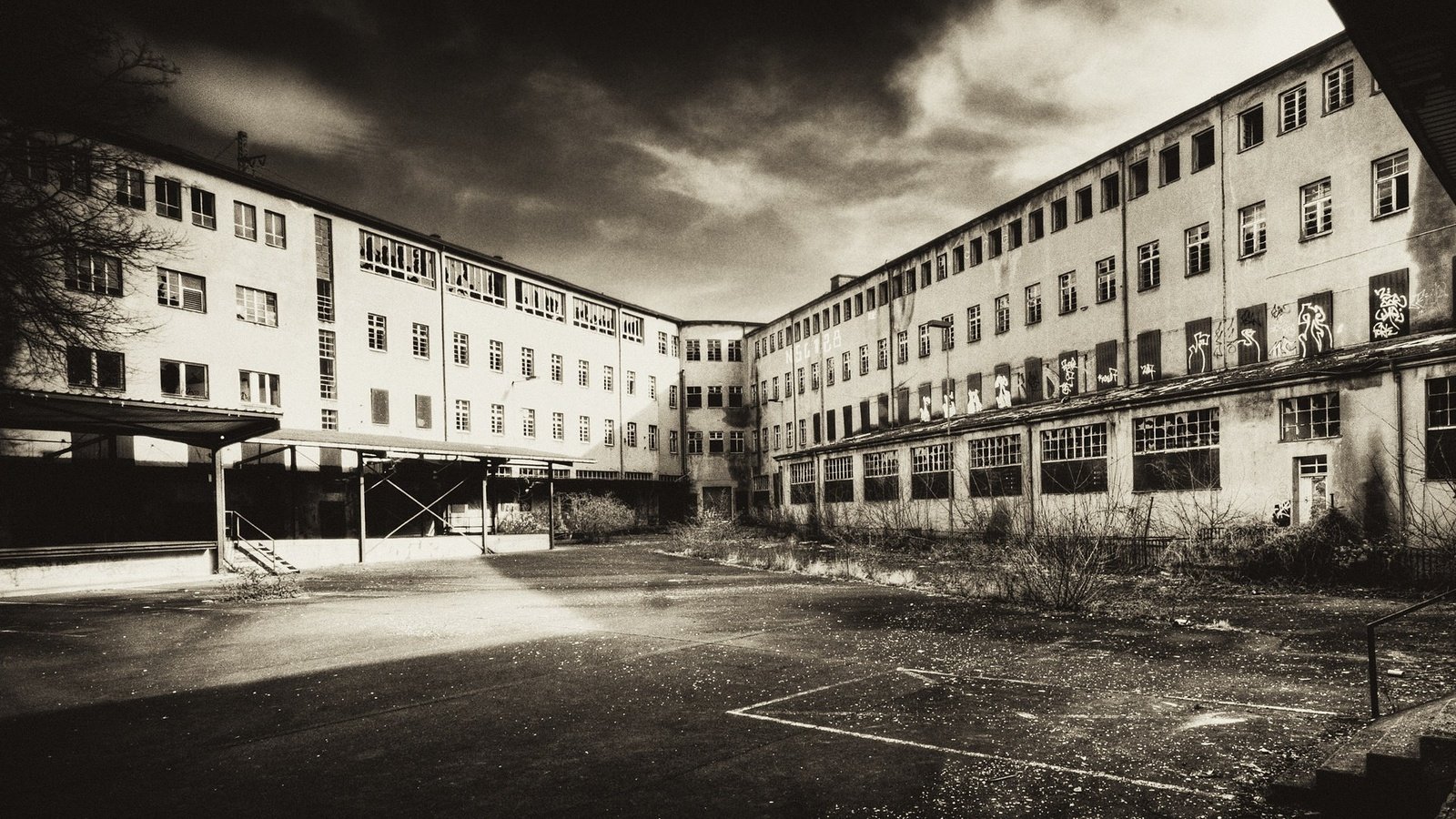 Обои чёрно-белое, здание, заброшенное, black and white, the building, abandoned разрешение 1920x1172 Загрузить