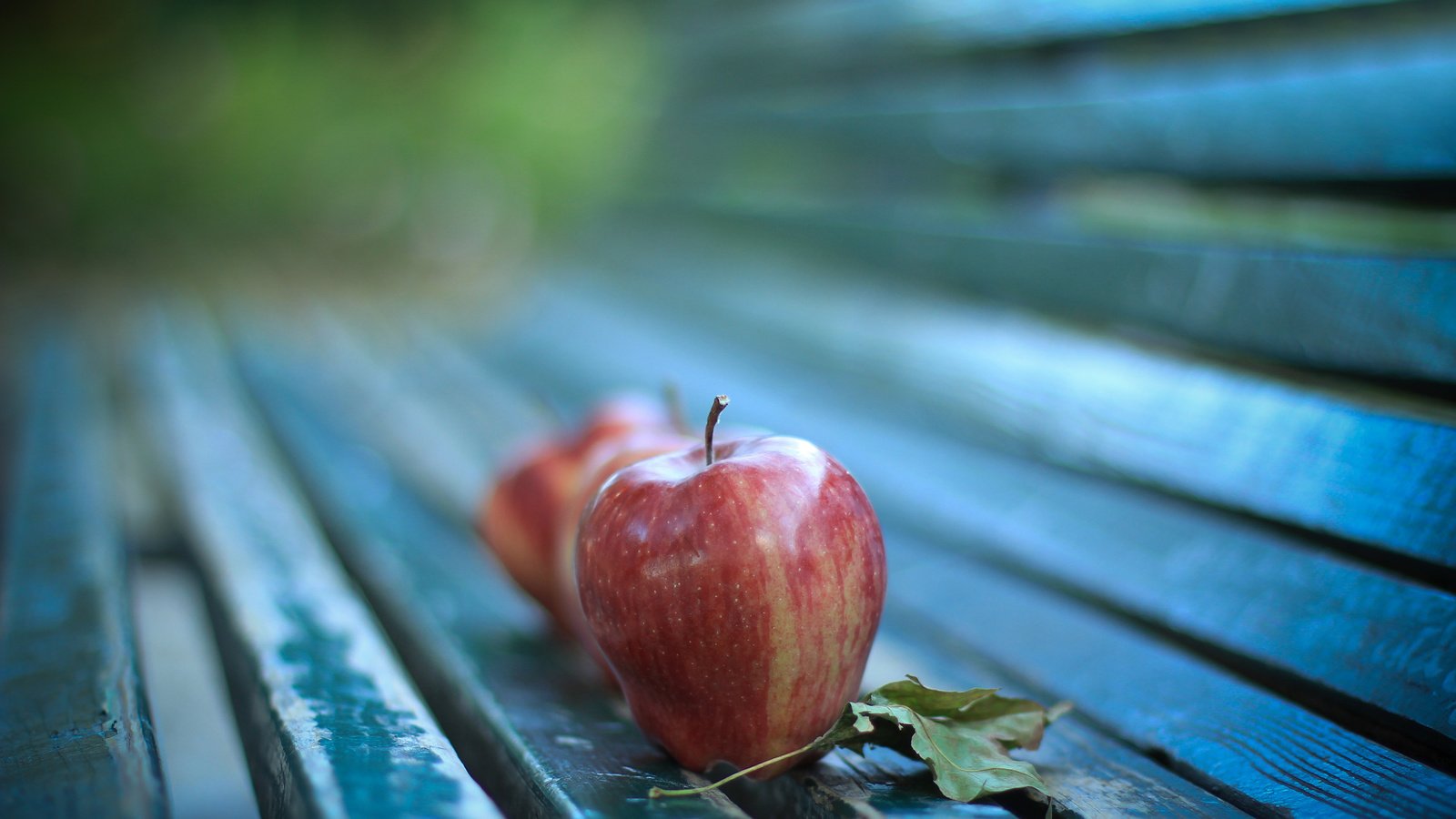 Обои макро, яблоки, осень, лист, лавка, macro, apples, autumn, sheet, shop разрешение 2400x1600 Загрузить
