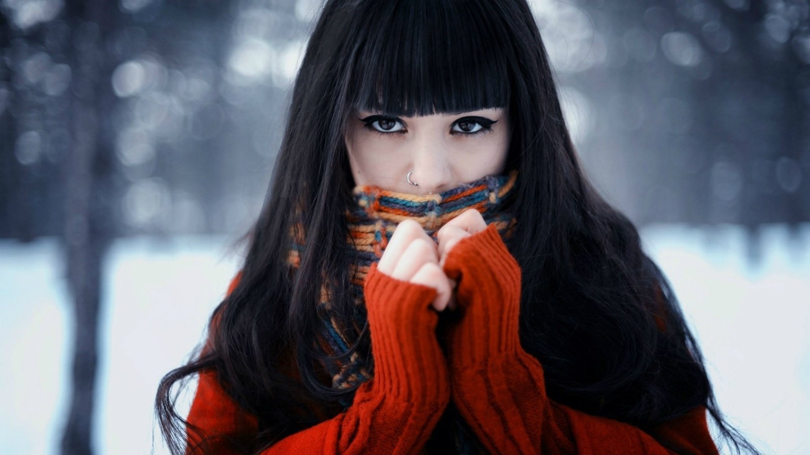 Обои зима, девушка, брюнетка, взгляд, лицо, свитер, шарф, winter, girl, brunette, look, face, sweater, scarf разрешение 1920x1080 Загрузить