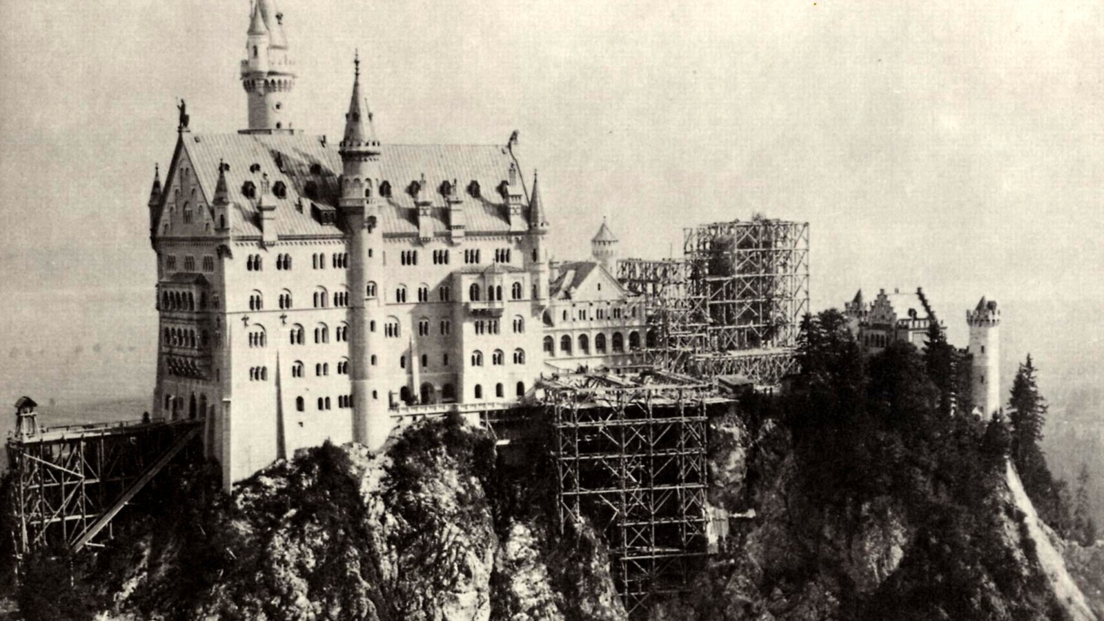 Обои замок, чёрно-белое, германия, нойшванштайн, стройка, castle, black and white, germany, neuschwanstein, construction разрешение 2024x1443 Загрузить