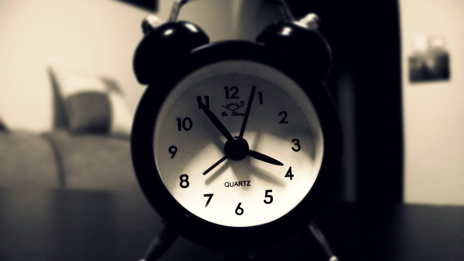 Обои чёрно-белое, часы, стрелки, будильник, циферблат, utro, chasy, budilnik, black and white, watch, arrows, alarm clock, dial разрешение 1920x1200 Загрузить