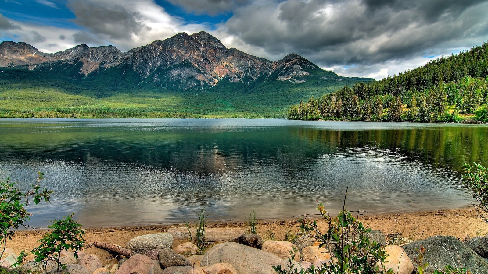 Обои pyramid mountain, in jasper national park, провинция альберта, alberta разрешение 2560x1600 Загрузить