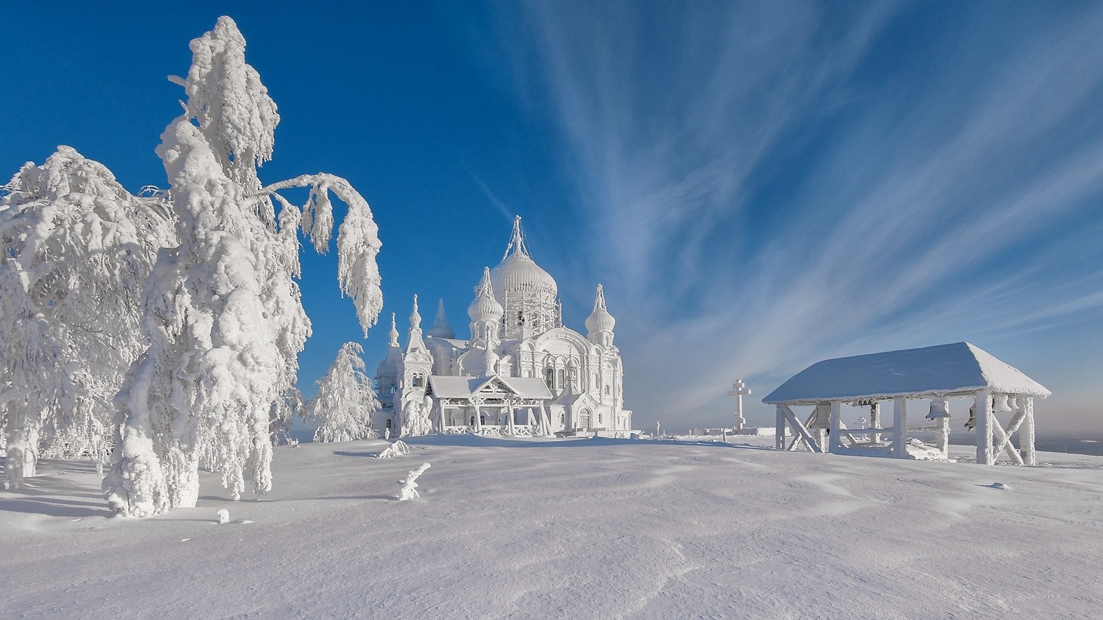 Обои деревья и церковь облеплены снегом, trees and church covered in snow разрешение 2560x1440 Загрузить