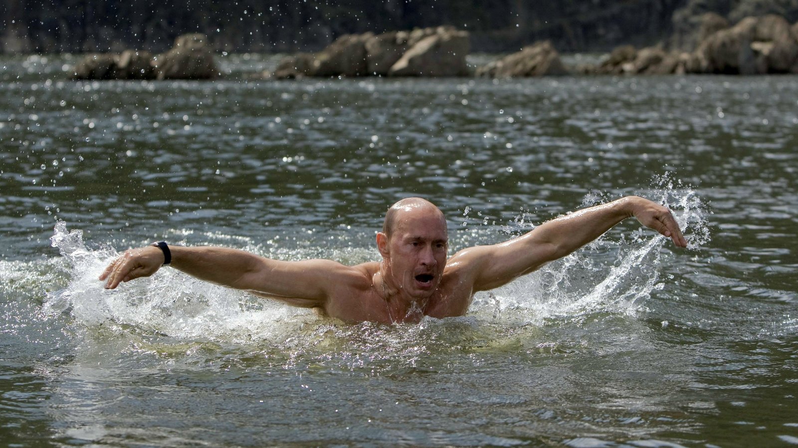 Обои вода, россия, руки, путин, президент, владимир, мимика, water, russia, hands, putin, president, vladimir, facial expressions разрешение 2560x1440 Загрузить