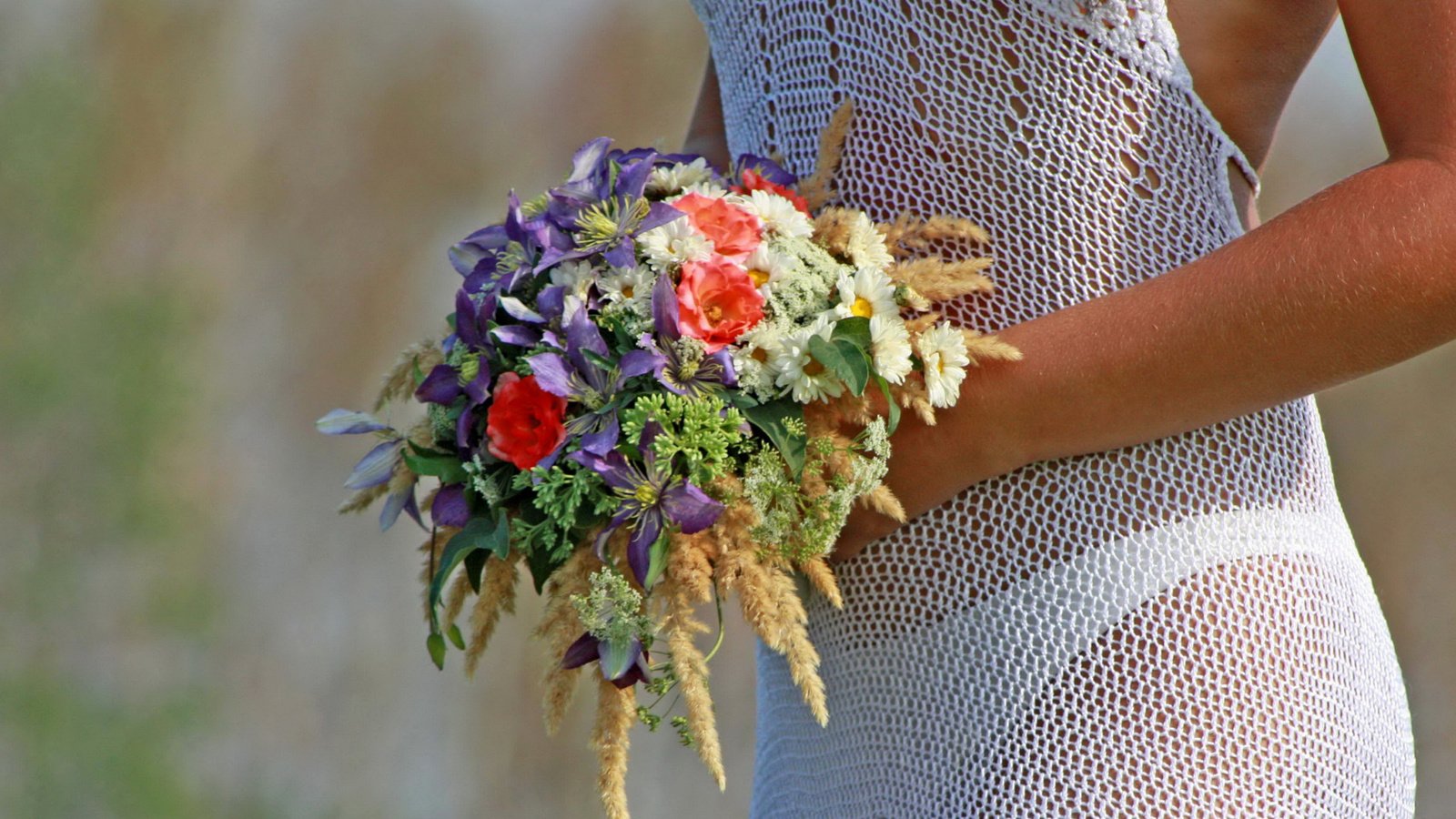 Обои букет невесты и вязаное свадебное платье, the bride's bouquet and knitted wedding dress разрешение 1920x1080 Загрузить