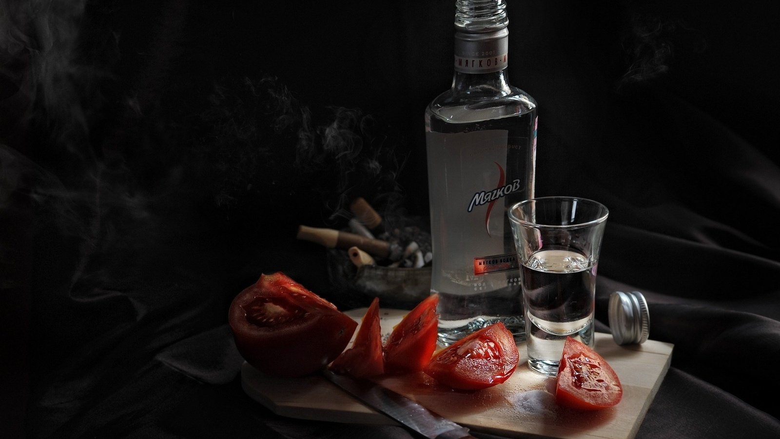 Обои доска, нож, водка, помидоры, рюмка, board, knife, vodka, tomatoes, glass разрешение 1920x1200 Загрузить