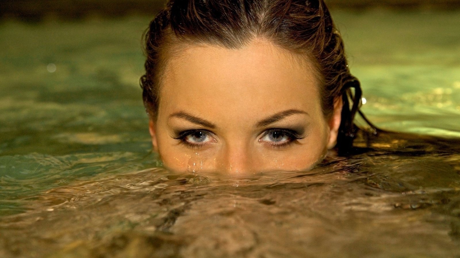 Обои глаза, вода, взгляд, лицо, шатенка, брови, eyes, water, look, face, brown hair, eyebrows разрешение 1920x1200 Загрузить