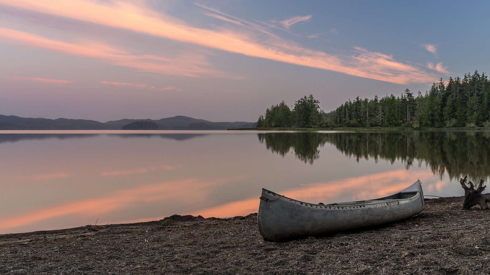 Обои озеро, лес, пляж, рассвет, лодка, lake, forest, beach, dawn, boat разрешение 1920x1200 Загрузить