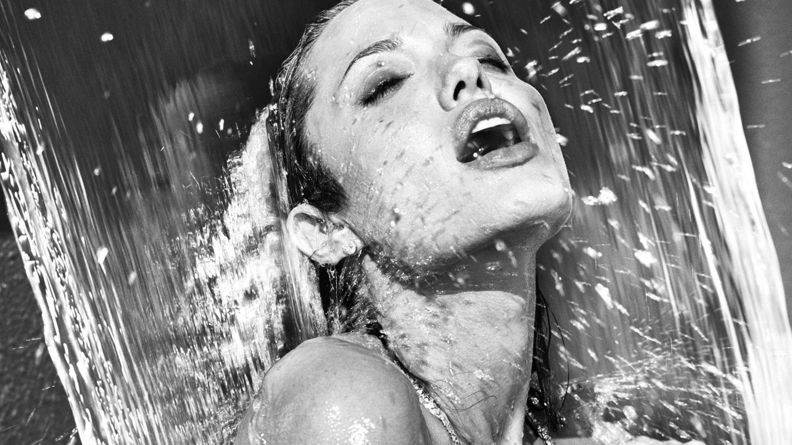 Обои вода, черно-белая, душ, анджелина джоли, water, black and white, shower, angelina jolie разрешение 1920x1200 Загрузить