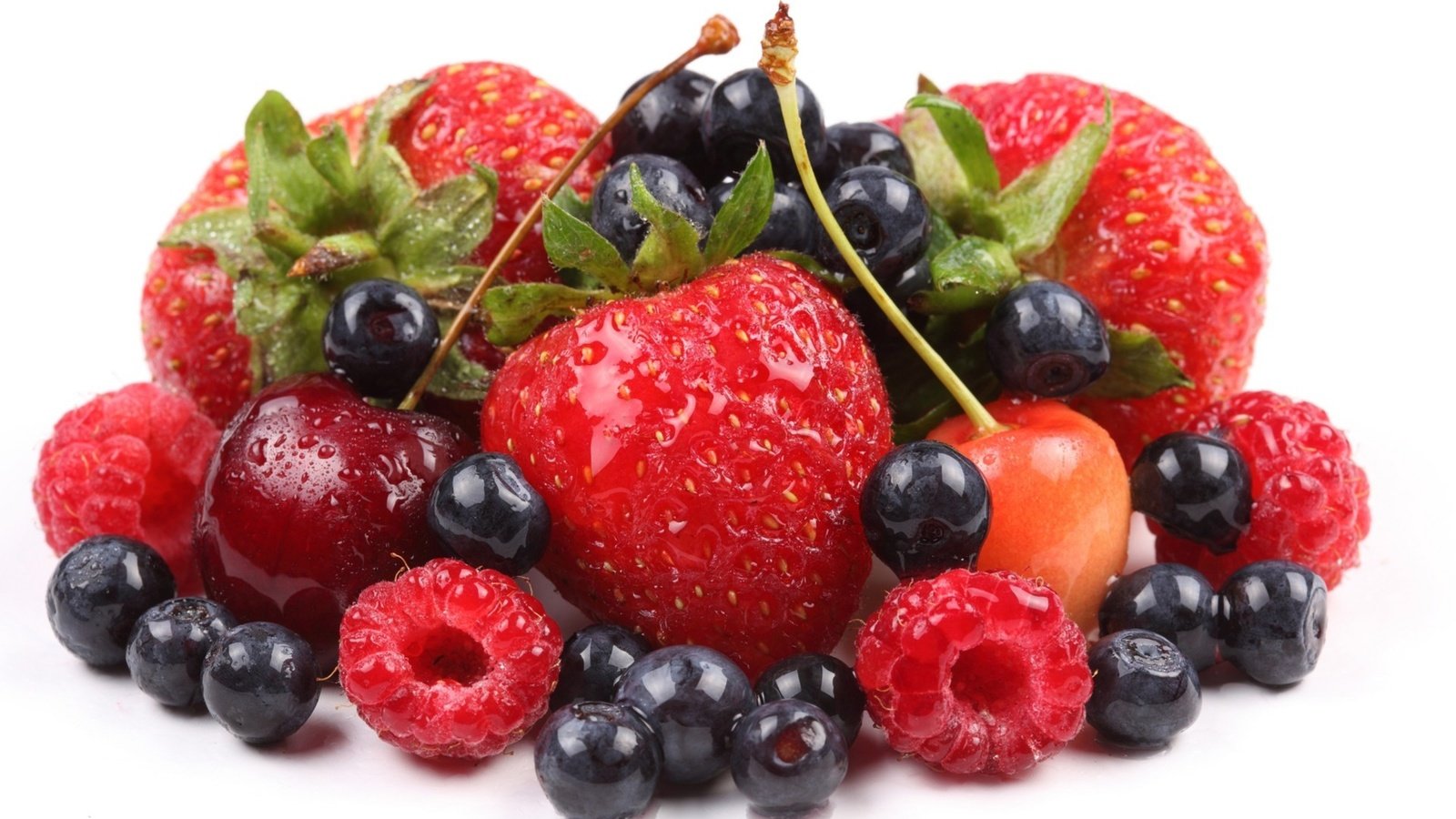 Обои малина, клубника, черешня, ягоды, белый фон, черника, raspberry, strawberry, cherry, berries, white background, blueberries разрешение 1920x1280 Загрузить