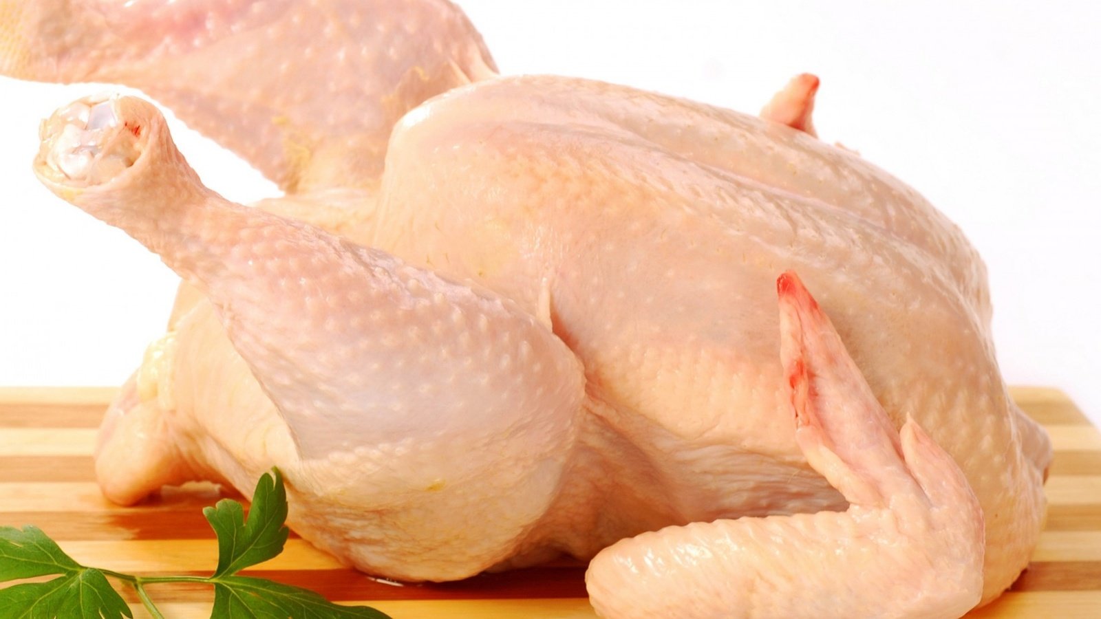 Обои белый фон, курица, петрушка, окорочка, куриное мясо, дощечка, white background, chicken, parsley, legs, plate разрешение 1920x1422 Загрузить