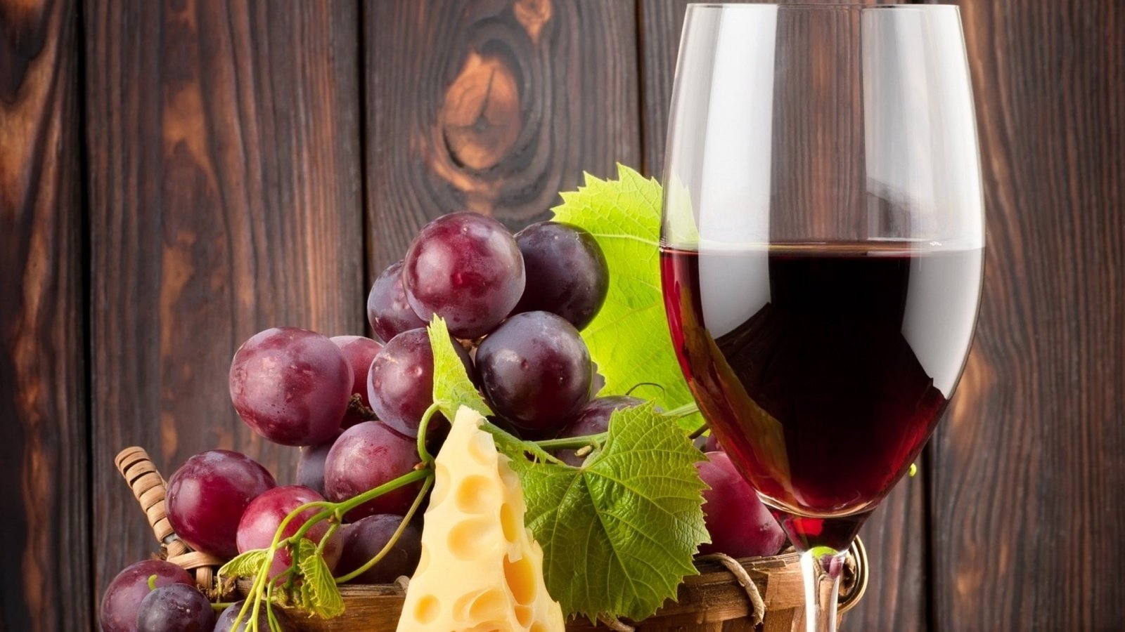 Обои виноград, сыр, вино, красное вино, бокал вина, grapes, cheese, wine, red wine, a glass of wine разрешение 1920x1200 Загрузить
