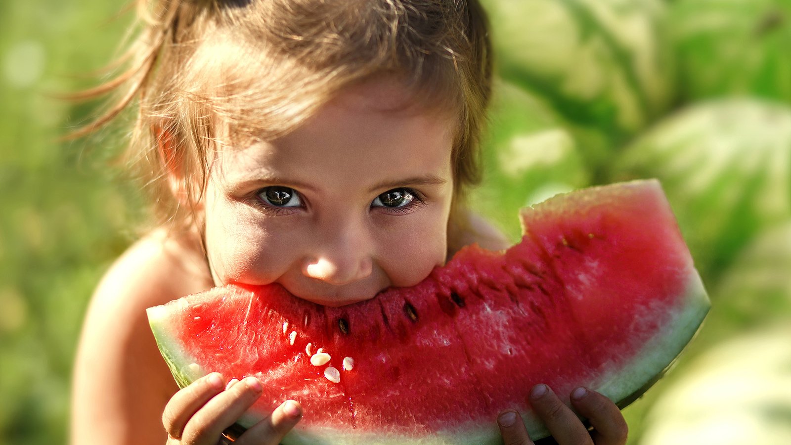 Обои глаза, девочка, арбуз, кушает, eyes, girl, watermelon, eats разрешение 1920x1200 Загрузить