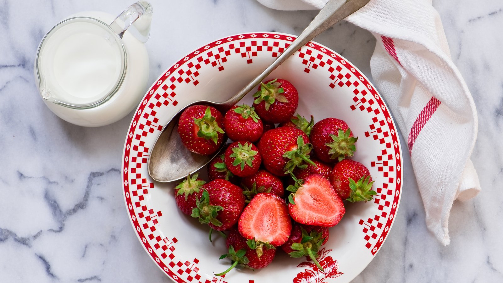 Обои клубника, ягоды, полотенце, тарелка, сливки, ложка, кувшинчик, strawberry, berries, towel, plate, cream, spoon, jug разрешение 4048x2816 Загрузить