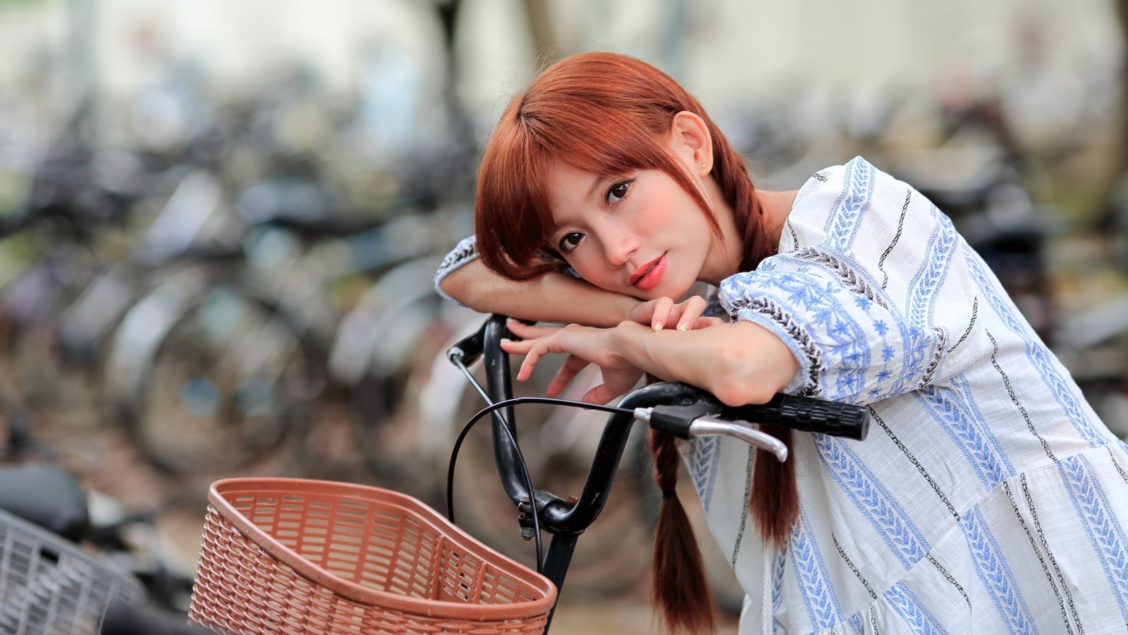 Обои девушка, лето, волосы, лицо, велосипед, girl, summer, hair, face, bike разрешение 2880x1920 Загрузить