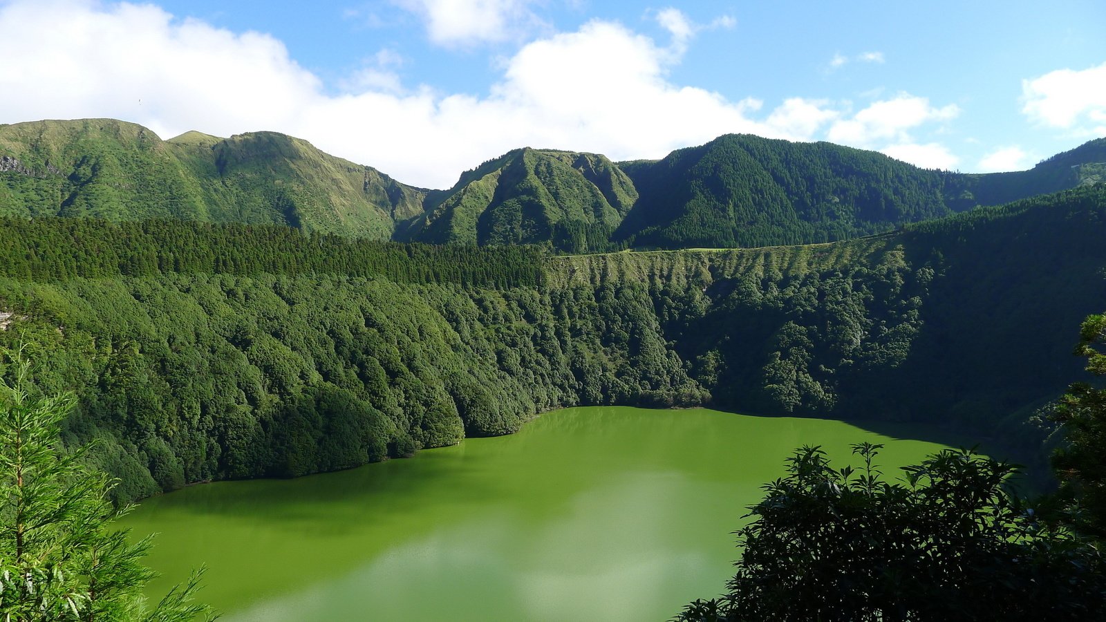 Обои озеро, горы, природа, пейзаж, португалия, азорские острова, lake, mountains, nature, landscape, portugal, azores разрешение 2436x1370 Загрузить