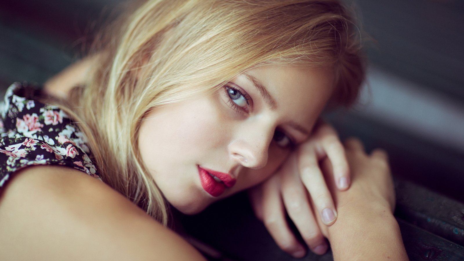 Обои девушка, поза, блондинка, руки, красные губы, портерт, girl, pose, blonde, hands, red lips, porter разрешение 2048x1152 Загрузить