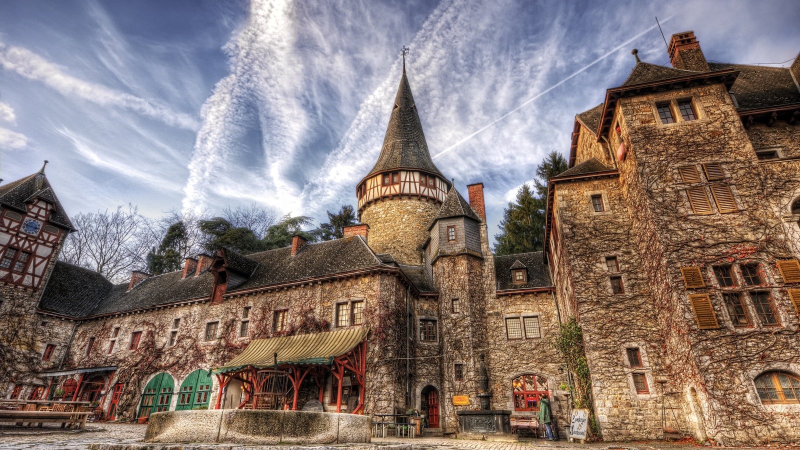 Обои небо, облака, двор, румыния, corvin castle, the sky, clouds, yard, romania разрешение 2560x1598 Загрузить