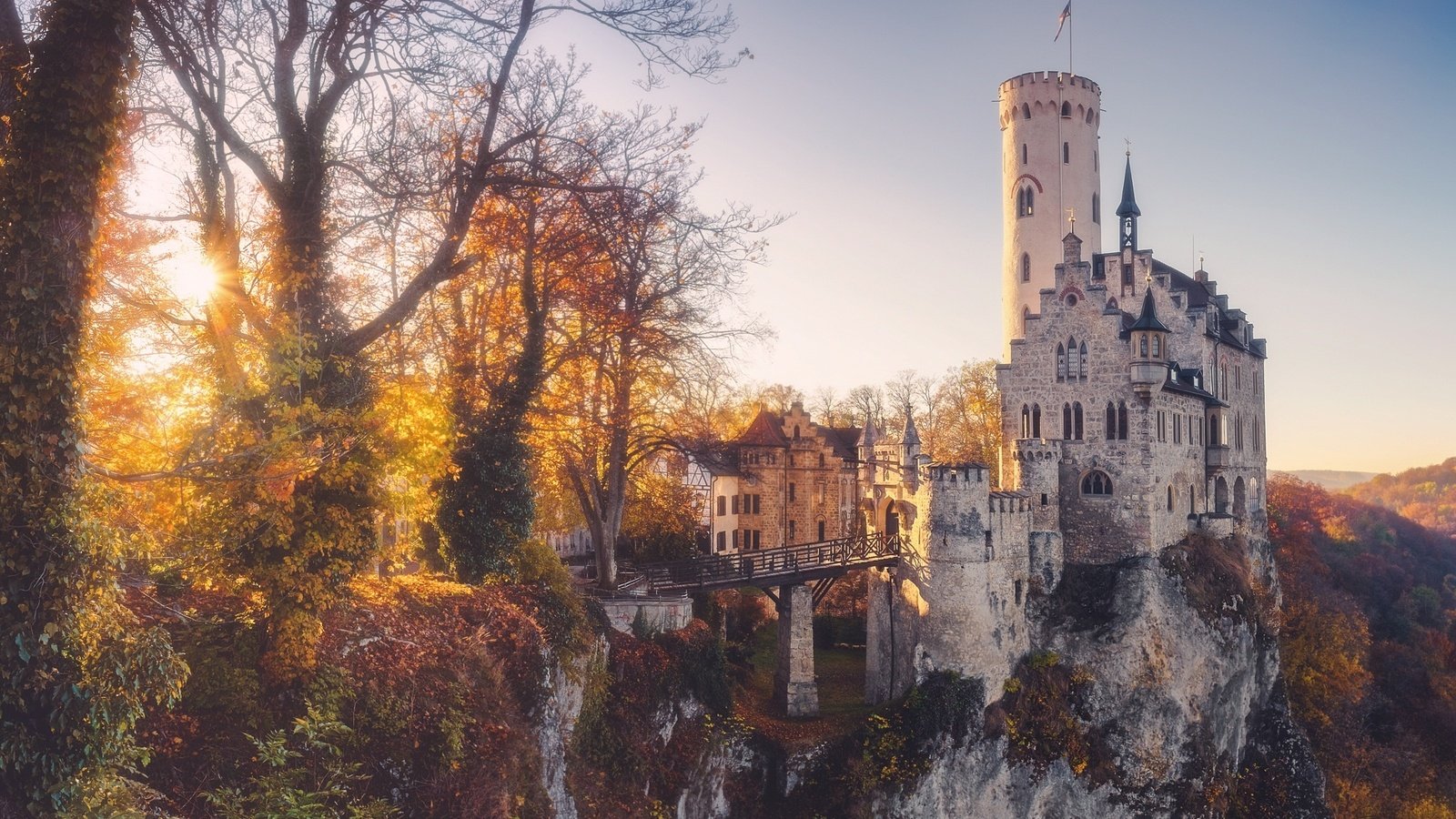 Обои свет, замок, осень, дымка, германия, замок лихтенштайн, light, castle, autumn, haze, germany, lichtenstein castle разрешение 2048x1218 Загрузить