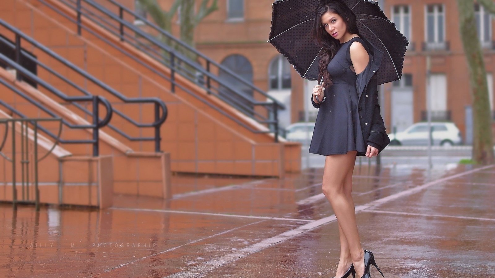 Обои девушка, платье, взгляд, ноги, дождь, волосы, зонт, каблуки, girl, dress, look, feet, rain, hair, umbrella, heels разрешение 2560x1600 Загрузить