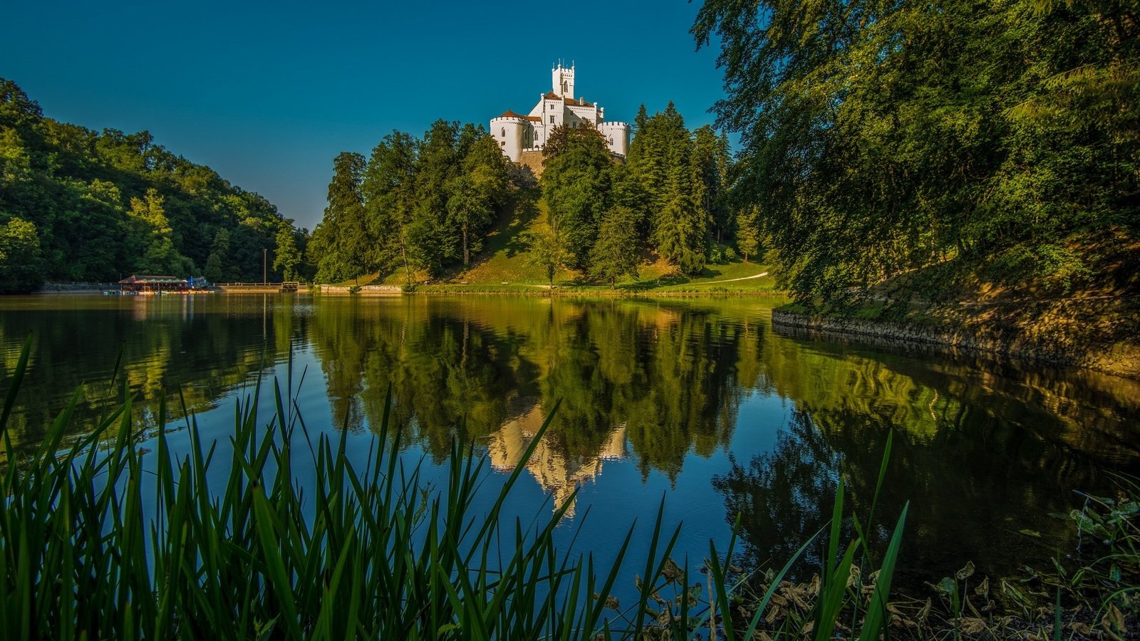 Обои деревья, озеро, отражение, замок, хорватия, тракоскан, trees, lake, reflection, castle, croatia, trakoscan разрешение 2048x1152 Загрузить