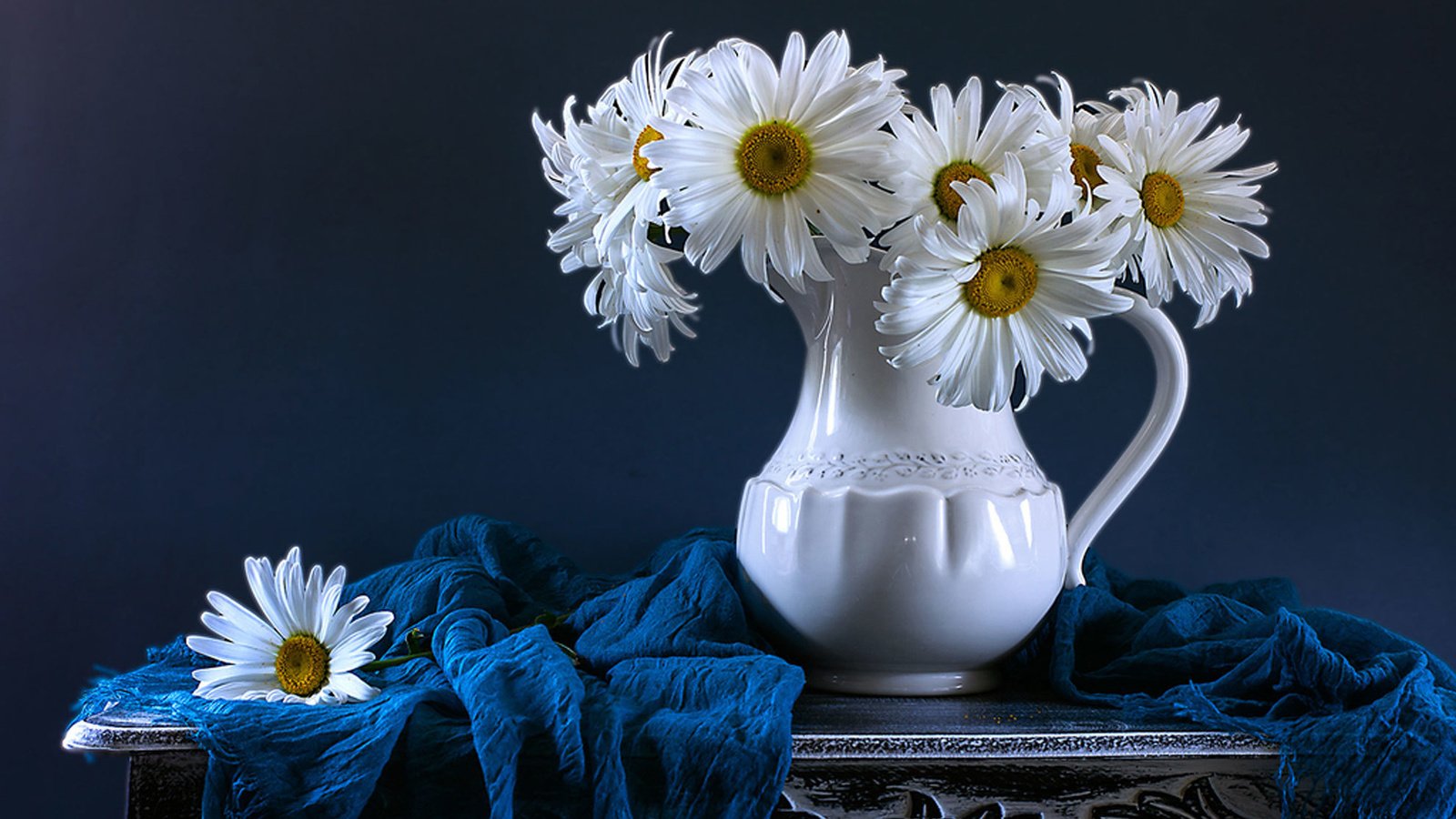 Обои цветы, ромашки, кувшин, столик, натюрморт, шарф, flowers, chamomile, pitcher, table, still life, scarf разрешение 1980x1301 Загрузить