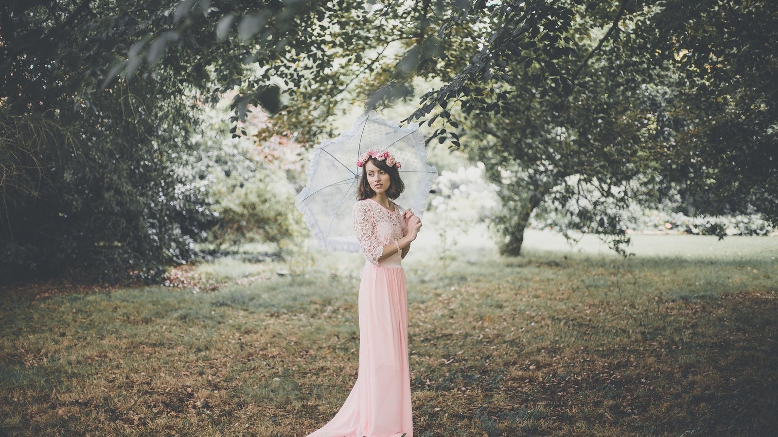 Обои трава, деревья, девушка, зонт, розовое платье, grass, trees, girl, umbrella, pink dress разрешение 2048x1365 Загрузить