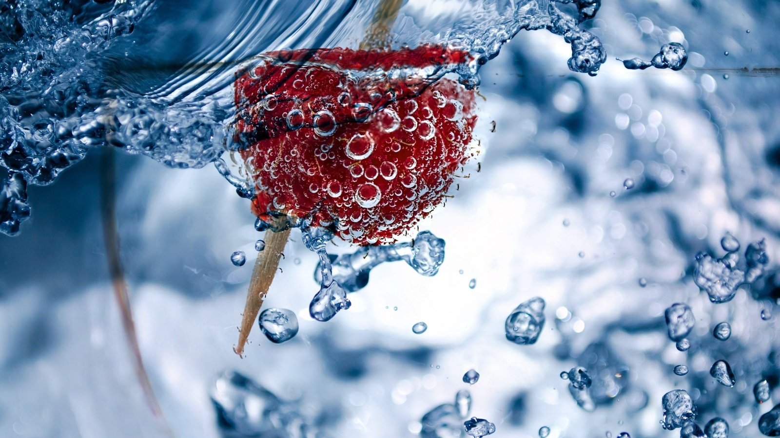 Обои вода, малина, капли, ягода, пузыри, в воде, water, raspberry, drops, berry, bubbles, in the water разрешение 2880x1800 Загрузить